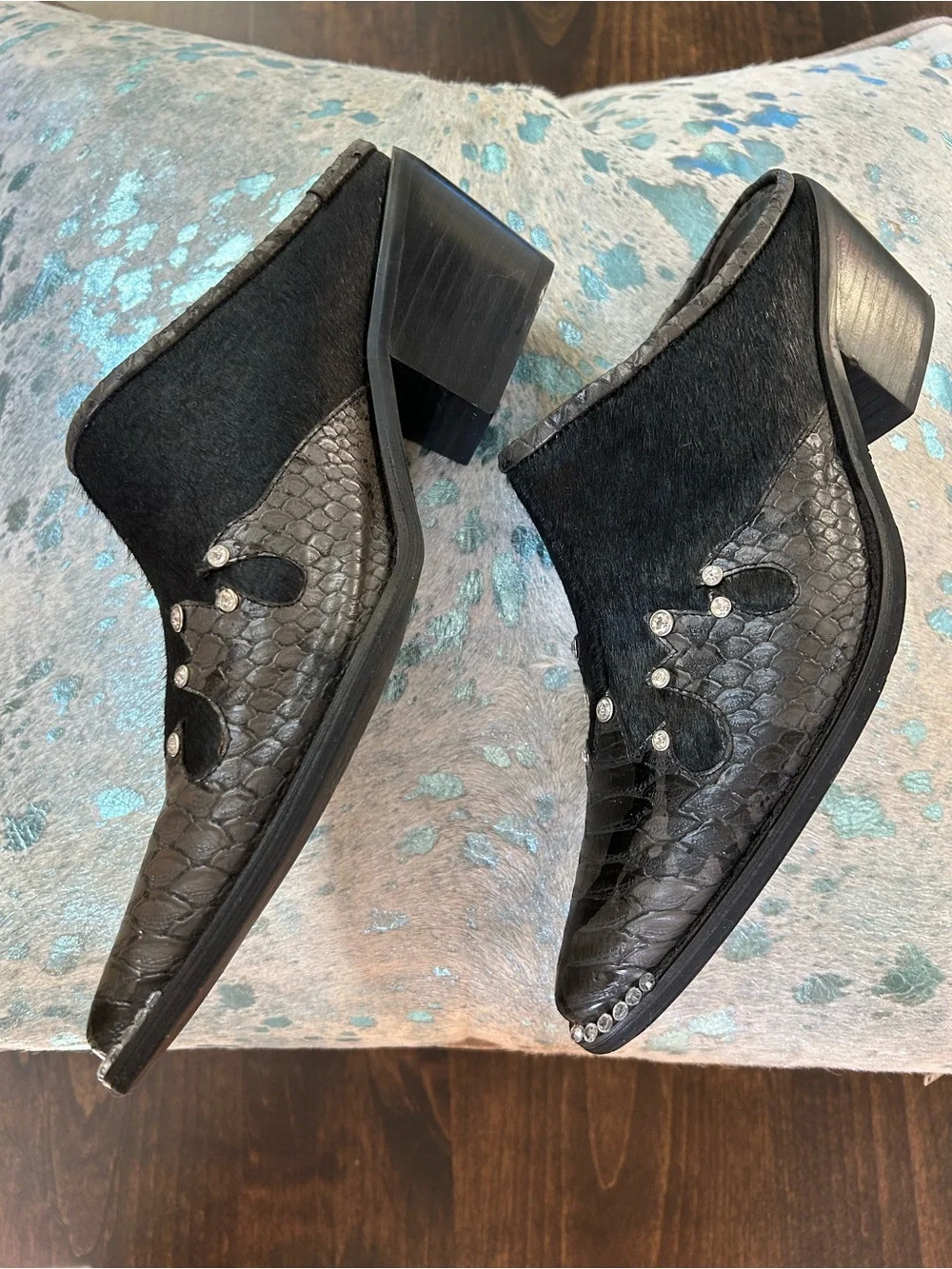 N/A black pointed